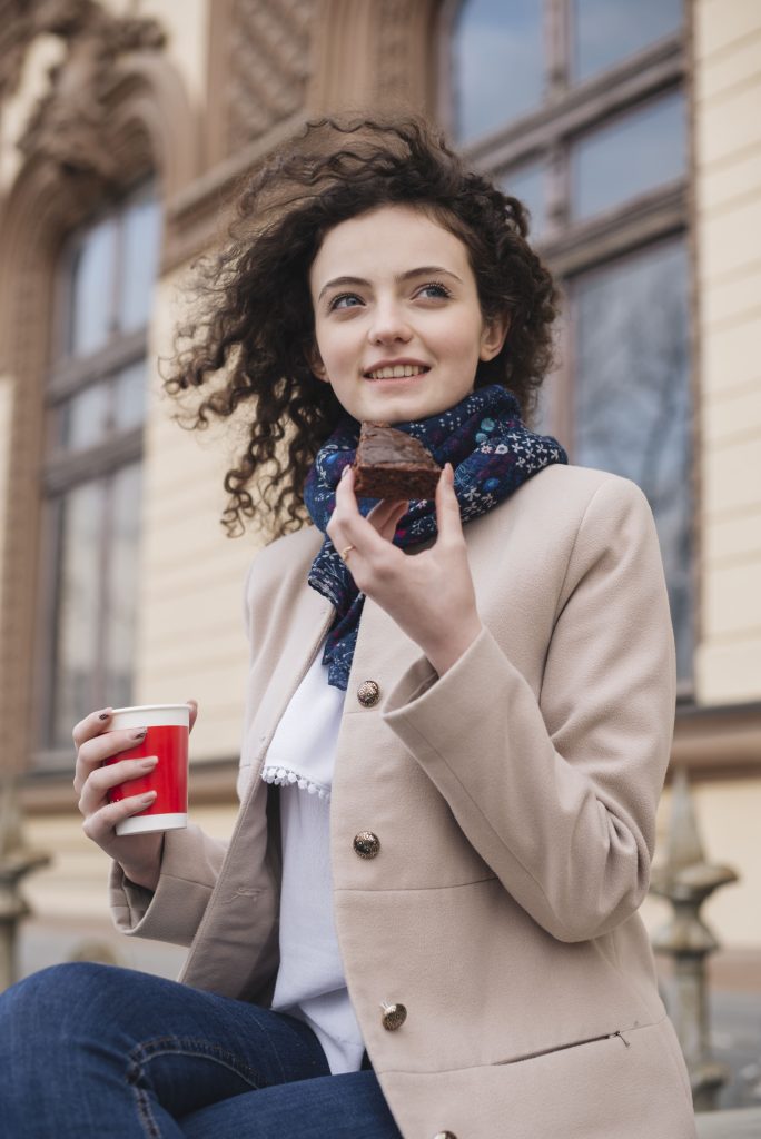 shi shang de nian qing nu ren xiang shou zhe yi pian qiao ke li dan gao he ka fei yi ci xing bei zi